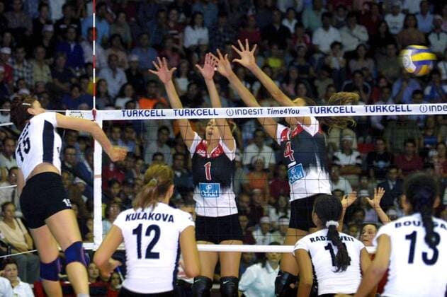 Duell am Netz: Angelina Grün (Deutschland, li.) schmettert am Doppelblock von Bahar Urcu (Mitte) und Özlem Özcelik (beide Türkei) vorbei Volleyball EM Damen Europameisterschaft 2003, Länderspiel, Nationalmannschaft, Nationalteam, Nationaltrikot, Vdig Gruppe Ankara Dynamik,