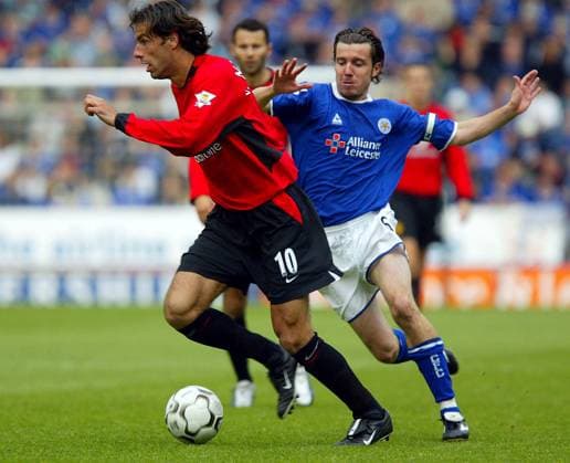 Ruud van Nistelrooy (ManU, li.) gegen Muzzy Izzet (Leicester) Fußball Herren English Premier League 2003 2004, 1. Englische Liga, Leicester City - Manchester United 1:4, Vdig, Gruppe Leicester Dynamik,