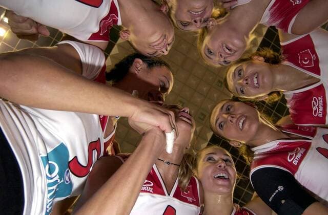 Motivation im Spielerkreis der Türkei Volleyball EM Damen Europameisterschaft 2003, Länderspiel, Nationalmannschaft, Nationalteam, Nationaltrikot, Halbfinale, Gruppe Ankara
