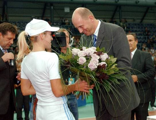 Justine Henin-Hardenne (Belgien) wird von Oberbürgermeister Wolfgang Tiefensee (Leipzig SPD) zum 2. Platz beglückwünscht Tennis Damen Sparkassencup 2003, WTA-Tour, Halle, Indoor, Hallentennis, Hallenturnier, Vdig, Gruppe Leipzig Freude,