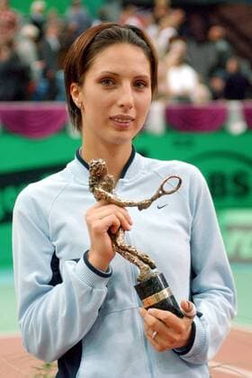Anastasia Myskina (Rußland) präsentiert stolz ihre Siegerfigur Tennis Damen Sparkassencup 2003, WTA-Tour, Halle, Indoor, Hallentennis, Hallenturnier, Vdig, Einzelbild Leipzig