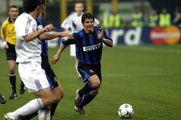 Emre Belözoglu (Inter) am Ball Fußball EC 1 Herren Champions League 2003 2004, Internazionale Mailand, Einzelbild Mailand Dynamik,