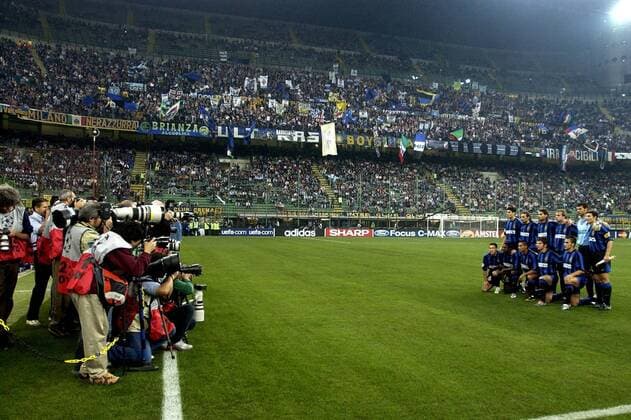 Das Team von Inter Mailand posiert für die Fotografen vor den vollen Rängen des Giuseppe Meazza Stadions Fußball EC 1 Herren Champions League 2003 2004, Internazionale Mailand, Totale Mailand