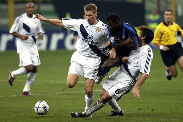 Obafemi Martins (Mitte, Inter) gegen Sergeiy Fedorov (li.) und Yuriy Dmytrulin (beide Kiew) Fußball EC 1 Herren Champions League 2003 2004, Internazionale Mailand - Dynamo Kiev 2:1, Dinamo, Gruppe Mailand Dynamik, Kampf,