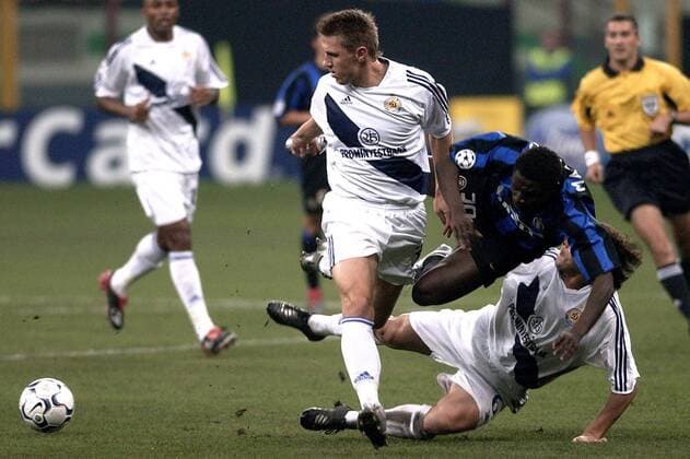 Obafemi Martins (Mitte, Inter) gegen Sergeiy Fedorov (li.) und Yuriy Dmytrulin (beide Kiew) Fußball EC 1 Herren Champions League 2003 2004, Internazionale Mailand - Dynamo Kiew 2:1, Dinamo, Gruppe Mailand Dynamik,