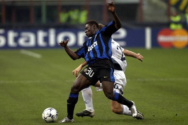 Obafemi Martins (li., Inter) gegen Nesmachnyy (Kiew) Fußball EC 1 Herren Champions League 2003 2004, Internazionale Mailand - Dynamo Kiew 2:1, Dinamo, Gruppe Mailand Dynamik,