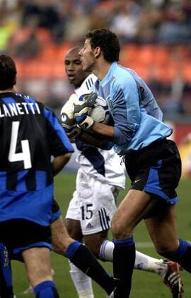 Torwart Francesco Toldo (re., Inter) sichert den Ball Fußball EC 1 Herren Champions League 2003 2004, Internazionale Mailand - Dynamo Kiew 2:1, Dinamo, Gruppe Mailand