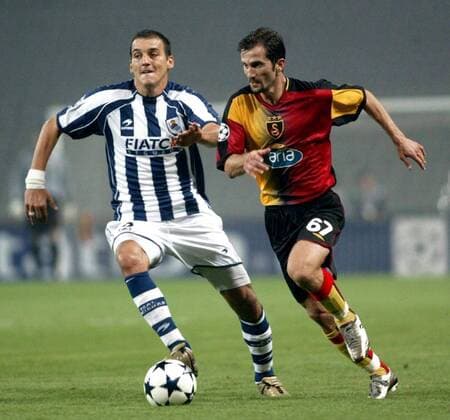 Ergün Penbe (re., Galatasaray) am Ball gegen Darko Kovacevic (San Sebastian) Fußball EC 1 Herren Champions League 2003 2004, Galatasaray Istanbul - Real Sociedad San Sebastian 1:2 Gruppe Istanbul Dynamik,