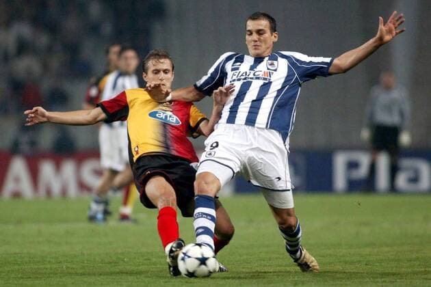 Darko Kovacevic (re., San Sebastian) gegen Ayhan Akman (Galatasaray) Fußball EC 1 Herren Champions League 2003 2004, Galatasaray Istanbul - Real Sociedad San Sebastian 1:2 Gruppe Istanbul Dynamik,