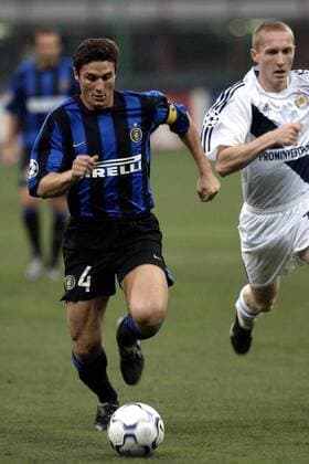 Javier Zanetti (Inter) läuft Tiberiu Ghioane (re., Kiew) davon Fußball EC 1 Herren Champions League 2003 2004, Internazionale Mailand - Dynamo Kiew 2:1, Dinamo, Gruppe Mailand Dynamik,