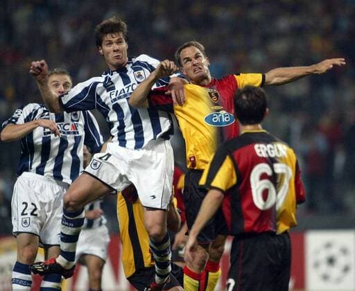 Xabi Alonso (2.v.li., San Sebastian) gegen Frank de Boer (Galatasaray) Fußball EC 1 Herren Champions League 2003 2004, Galatasaray Istanbul - Real Sociedad San Sebastian 1:2 Gruppe Istanbul Dynamik,