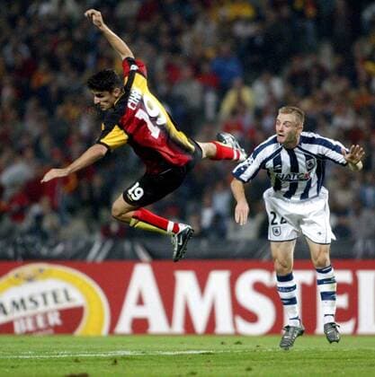 Cihan Haspolati (li., Galatasaray) im freien Fall beobachtet von Lionel Potillon (San Sebastian) Fußball EC 1 Herren Champions League 2003 2004, Galatasaray Istanbul - Real Sociedad San Sebastian 1:2 Gruppe Istanbul Dynamik, Höhe,