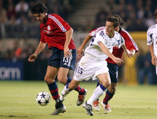 Michael Ballack (li., Bayern) gegen Besnik Hasi (Anderlecht) Fußball EC 1 Herren Champions League 2003 2004, RSC Anderlecht - FC Bayern München 1:1, Gruppe Brüssel Dynamik,