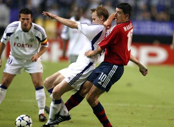 Roy Makaay (re., Bayern) und Hannu Tihinen (Anderlecht) kommen sich unfreiwillig näher Fußball EC 1 Herren Champions League 2003 2004, RSC Anderlecht - FC Bayern München 1:1, Gruppe Brüssel