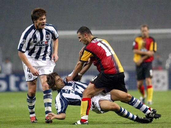 Hasan Sas (re., Galatasaray) wirft Bittor Alkiza Fernandez (Mitte) zu Boden, li. Xabi Alonso (beide San Sebastian) Fußball EC 1 Herren Champions League 2003 2004, Galatasaray Istanbul - Real Sociedad San Sebastian 1:2 Gruppe Istanbul Dynamik, Kampf, Spannung