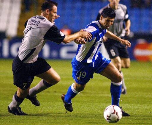 Alberto Luque (re., La Coruna) gegen Andre Ooijer (Eindhoven) Fußball EC 1 Herren Champions League 2003 2004, Deportivo La Coruna - PSV Eindhoven 2:0, Gruppe La Coruna Dynamik,  