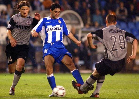 Victor Sanchez del Amo (Mitte, La Coruna) gegen Johann Vogel (li.) und Hofland (beide Eindhoven) Fußball EC 1 Herren Champions League 2003 2004, Deportivo La Coruna - PSV Eindhoven 2:0, Gruppe La Coruna Dynamik,  