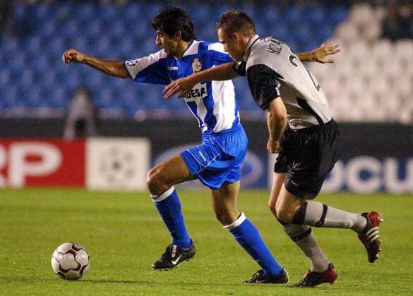 Juan Carlos Valeron (li., La Coruna) gegen Kevin Hofland (Eindhoven) Fußball EC 1 Herren Champions League 2003 2004, Deportivo La Coruna - PSV Eindhoven 2:0, Gruppe La Coruna Dynamik,  