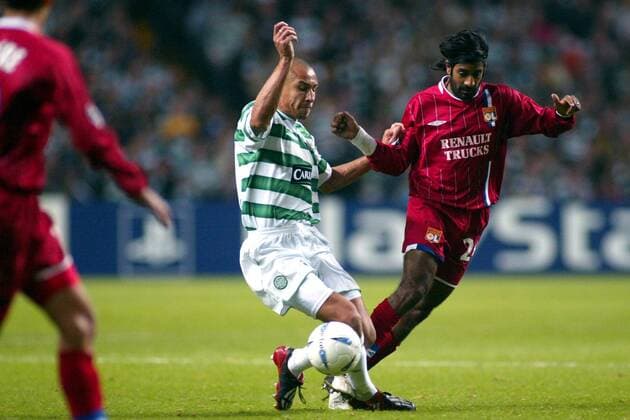 Henrik Larsson (Celtic Glasgow, li.) gegen Vikash Dhorasoo (Lyon) Fußball EC 1 Herren Champions League 2003 2004, Celtic Glasgow - Olympique Lyonnais, OL 2:0, Vdig Gruppe Glasgow Dynamik, Kampf,  