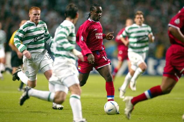 Pegguy Luyindula (Lyon, re.) am Ball; li. Neil Lennon (Celtic Glasgow) Fußball EC 1 Herren Champions League 2003 2004, Celtic Glasgow - Olympique Lyonnais, OL 2:0, Vdig Gruppe Glasgow Dynamik,  