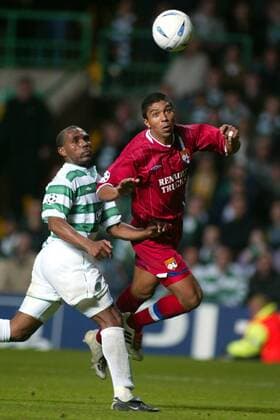 Giovane Elber (Lyon, re.) vor Didier Agathe (Celtic Glasgow) am Ball Fußball EC 1 Herren Champions League 2003 2004, Celtic Glasgow - Olympique Lyonnais, OL 2:0, Vdig Gruppe Glasgow Dynamik,  