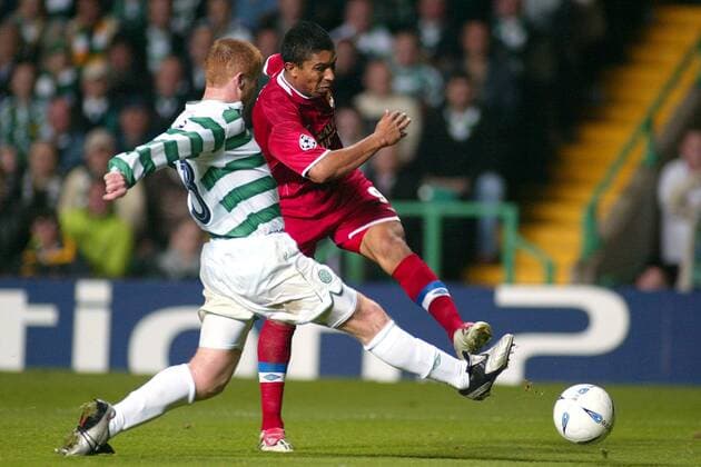 Giovane Elber (Lyon, re.) zieht ab, Neil Lennon (Celtic Glasgow) kommt zu spät Fußball EC 1 Herren Champions League 2003 2004, Celtic Glasgow - Olympique Lyonnais, OL 2:0, Vdig Gruppe Glasgow Dynamik,  