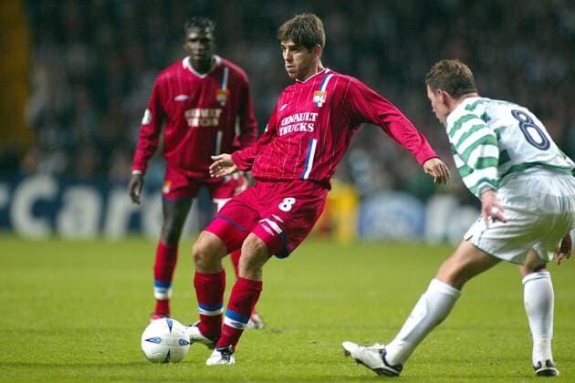Juninho Pernambucano (Lyon, li.) am Ball gegen Alan Thompson (Celtic Glasgow) Fußball EC 1 Herren Champions League 2003 2004, Celtic Glasgow - Olympique Lyonnais, OL 2:0, Vdig Gruppe Glasgow Dynamik,  