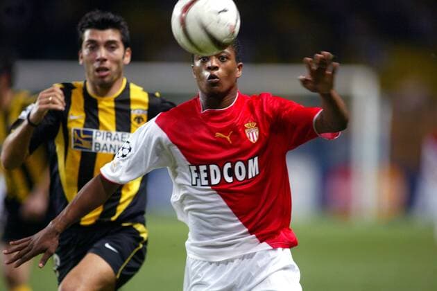 Patrice Evra (Monaco) fixiert den Ball Fußball EC 1 Herren Champions League 2003 2004, AS Monaco - AEK Athen 4:0, Einzelbild Monte Carlo  