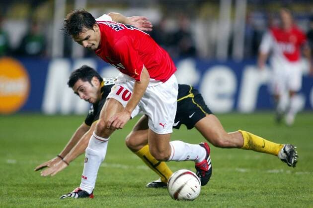 Fernando Morientes (Monaco) erobert von seinem griechischen Gegenspieler den Ball Fußball EC 1 Herren Champions League 2003 2004, AS Monaco - AEK Athen 4:0, Gruppe Monte Carlo Dynamik,  