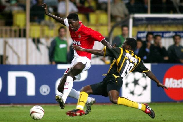 Sheyi Emmanuel Adebayor (li., Monaco) gegen Kofi Amponsah (Athen) Fußball EC 1 Herren Champions League 2003 2004, AS Monaco - AEK Athen 4:0, Gruppe Monte Carlo Dynamik,  