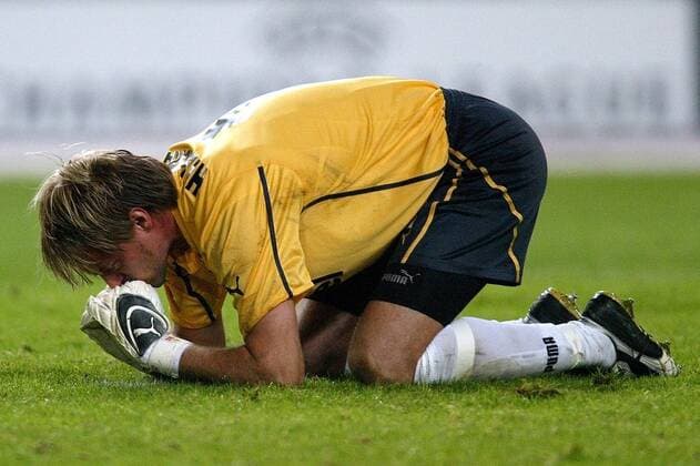 Torwart Timo Hildebrand (Stuttgart) kniet nach dem Schlusspfiff auf dem Rasen Fußball EC 1 Herren Champions League 2003 2004, VfB Stuttgart Einzelbild Stuttgart Glück Freude,