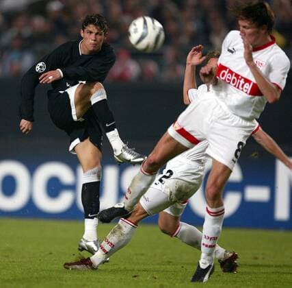 Cristiano Ronaldo (li., ManU) zieht ab, zwei Stuttgarter kommen zu spät Fußball EC 1 Herren Champions League 2003 2004, VfB Stuttgart - Manchester United 2:1, Gruppe Stuttgart Dynamik,