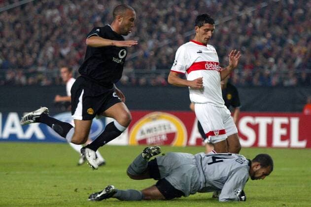 Torwart Tim Howard (re.) hat den Ball sicher bevor Mikael Silvestre (li., beide ManU) oder Kevin Kuranyi (Stuttgart) eingreifen können Fußball EC 1 Herren Champions League 2003 2004, VfB Stuttgart - Manchester United 2:1, Gruppe Stuttgart Dynamik,