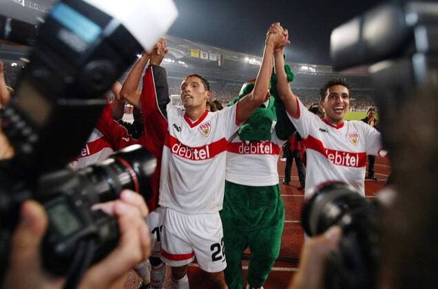 Schlußjubel Stuttgart mit Kevin Kuranyi (li.), Fernando Meira (re.) und Maskottchen Fritzle Fußball EC 1 Herren Champions League 2003 2004, VfB Stuttgart Gruppe Stuttgart Freude,