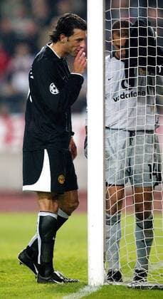Ruud van Nistelrooy (li.) im Gespräch mit Torwart Tim Howard (beide ManU) Fußball EC 1 Herren Champions League 2003 2004, Stuttgart - Manchester United 2:1 Gruppe Stuttgart