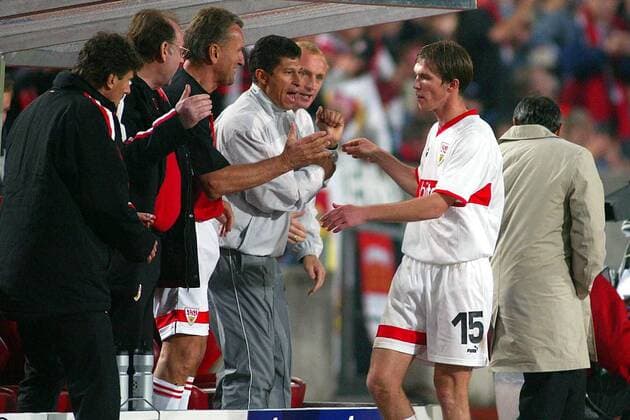 Aliaksandr Hleb (re.) klatscht nach seiner Auswechslung mit v.re. Co-Trainer Eichkorn, Co-Trainer Balakov, Torwarttrainer Rücker, Physiotherapeut Egger und Physiotherapeut Wörn (alle Stuttgart) ab Fußball EC 1 Herren Champions League 2003 2004, VfB Stuttgart, Gruppe Stuttgart Freude,