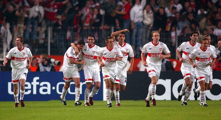 Torjubel Stuttgart v.li.: Aliaksandr Hleb, Imre Szabics, Fernando Meira, Philipp Lahm, Kevin Kuranyi, Andreas Hinkel, Zvonimir Soldo, Horst Heldt und Jurica Vranjes Fußball EC 1 Herren Champions League 2003 2004, VfB Stuttgart, Totale Stuttgart Freude, Begeisterung
