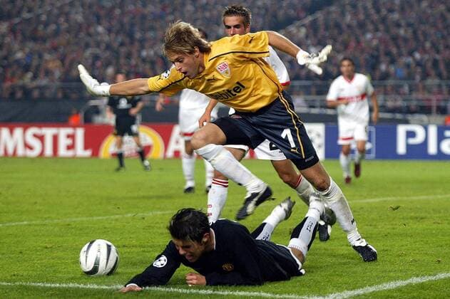 Torwart Timo Hildebrand (re., Stuttgart) springt über Cristiano Ronaldo (ManU) Fußball EC 1 Herren Champions League 2003 2004, VfB Stuttgart - Manchester United 2:1, Gruppe Stuttgart Dynamik,