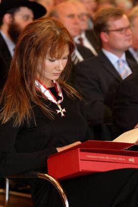 Franziska van Almsick (Deutschland) liest ihre Urkunde, die sie mit dem Verdienstorden des Landes Berlin im Roten Rathaus bekommen hat Schwimmen Damen Verleihung des Verdienstordens des Landes Berlin 2003, Ehrung, Auszeichnung, Orden, Verdienstorden, Einzelbild Berlin