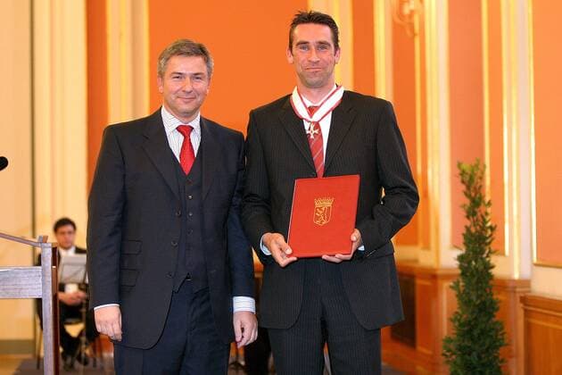 Michael Preetz, Assistent der Geschäftsleitung (re., Hertha BSC) präsentiert seine Urkunde zum Verdienstorden des Landes Berlin im Roten Rathaus neben dem Regierenden Bürgermeister Klaus Wowereit (SPD beide Deutschland) Fußball Herren Verleihung des Verdienstordens des Landes Berlin 2003, Ehrung, Auszeichnung, Orden, Verdienstorden, Gruppe Berlin Freude,