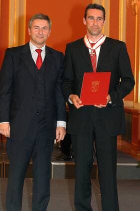 Michael Preetz, Assistent der Geschäftsleitung (re., Hertha BSC) präsentiert seine Urkunde zum Verdienstorden des Landes Berlin im Roten Rathaus neben dem Regierenden Bürgermeister Klaus Wowereit (SPD beide Deutschland) Fußball Herren Verleihung des Verdienstordens des Landes Berlin 2003, Ehrung, Auszeichnung, Orden, Verdienstorden, Gruppe Berlin