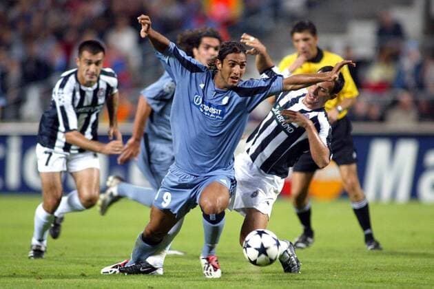 Ahmed Mido Hossam (Marseille, li.) wird von Nadj (Belgrad) gefoult Fußball EC 1 Herren Champions League 2003 2004, Olympique Marseille - Partizan Belgrad 3:0, OM Gruppe Marseille Dynamik, Kampf,  