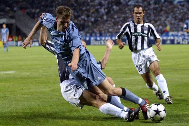 Stepan Vachousek (Marseille, vorn) wird von Duljaj (Belgrad) umgehauen Fußball EC 1 Herren Champions League 2003 2004, Olympique Marseille - Partizan Belgrad 3:0, OM Gruppe Marseille Dynamik,  