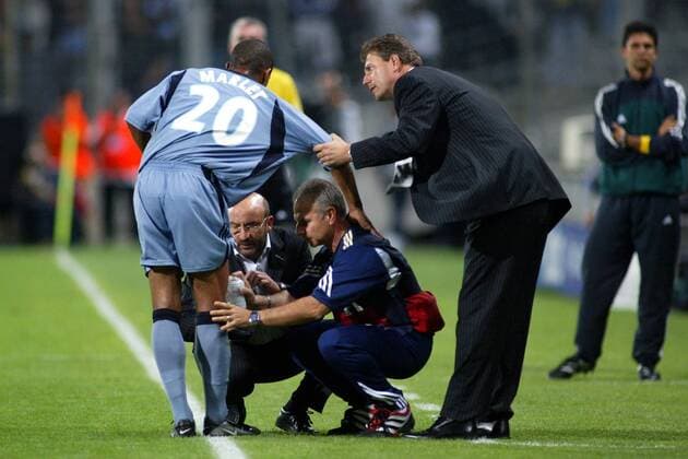 Steve Marlet (li.) wird behandelt während Trainer Alain Perrin (re., beide Marseille) auf ihn einredet Fußball EC 1 Herren Champions League 2003 2004, Olympique Marseille, OM, Ligue Une, 1. Französische Liga Gruppe Marseille  