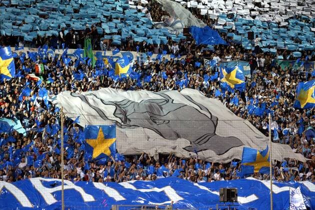 Ein großes Transparent mit dem Siegerpokal der Champions League dokumentiert die Ansprüche der Fans von Marseille Fußball EC 1 Herren Champions League 2003 2004, Olympique Marseille, OM, Totale Marseille  