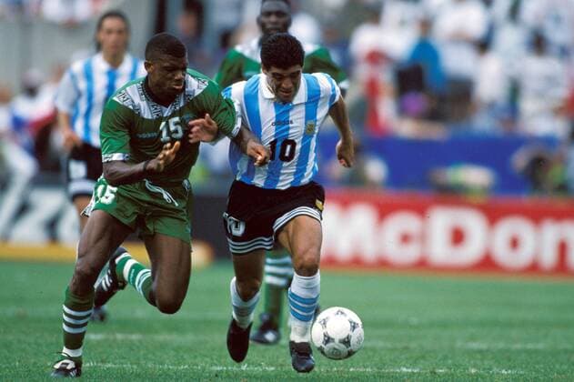 Diego Armando Maradona (re., Argentinien) gegen Sunday Oliseh (Nigeria) Fußball WM Herren Weltmeisterschaft 1994, Länderspiel, Nationalmannschaft, Nationalteam, Nationaltrikot, Vdia Gruppe Foxboro Dynamik,