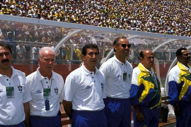 Nationaltrainer Carlos Alberto Parreira (Mitte), Assistent Mario Zagallo (2.v.li., beide Brasilien) und der Betreuer- und Trainerstab während der Nationalhymne vor der Bank Fußball WM Herren Weltmeisterschaft 1994, Länderspiel, Nationalmannschaft, Nationalteam, Vdia Gruppe Palo Alto