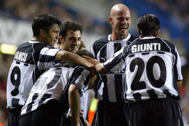 Mannschaftsjubel Besiktas v.li.: Daniel Pancu, Sergen Yalcin (vorn), Tayfur Havutcu, Antonio Zago und Federico Giunti Fußball EC 1 Herren Champions League 2003 2004, Besiktas Istanbul, Vdig Gruppe London Freude,