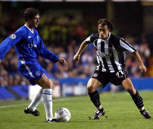 Okan Koc (re., Besiktas) gegen Wayne Bridge (Chelsea) Fußball EC 1 Herren Champions League 2003 2004, FC Chelsea London - Besiktas Istanbul 0:2, Vdig Gruppe London Dynamik,