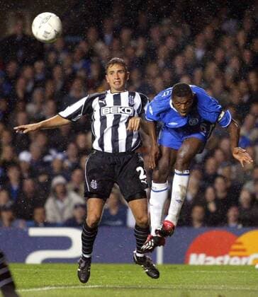 Marcel Desailly (re., Chelsea) klärt per Kopfball vor Emre Asik (Besiktas) Fußball EC 1 Herren Champions League 2003 2004, FC Chelsea London - Besiktas Istanbul 0:2, Vdig Gruppe London Dynamik,